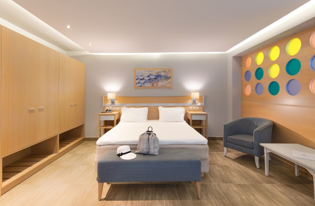 Double room with accent wall