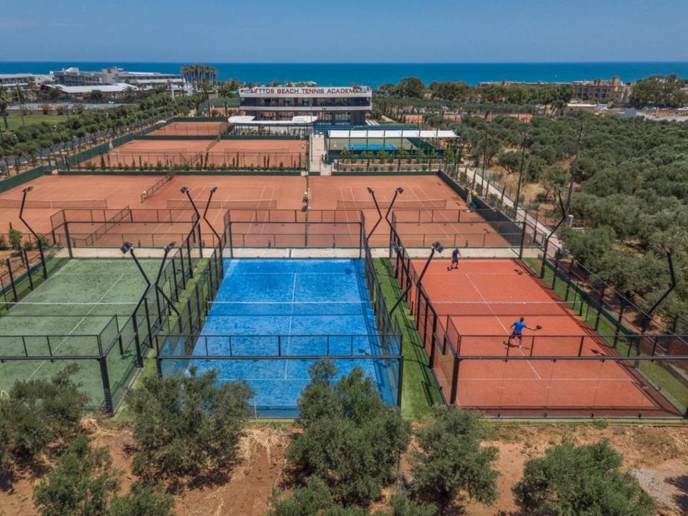 Clay courts, padel courts and clubhouse