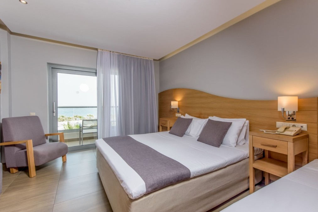 Room with sea-view balcony