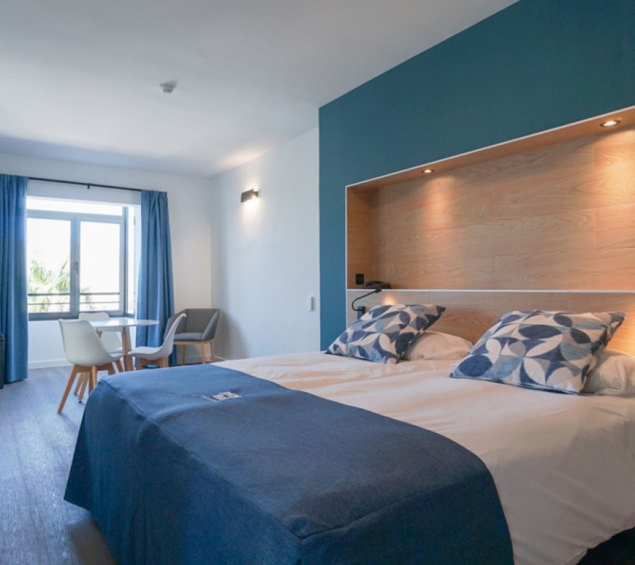 Guest room with double bed