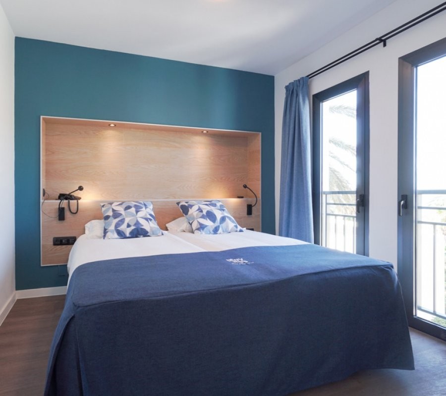 Guest room with twin beds