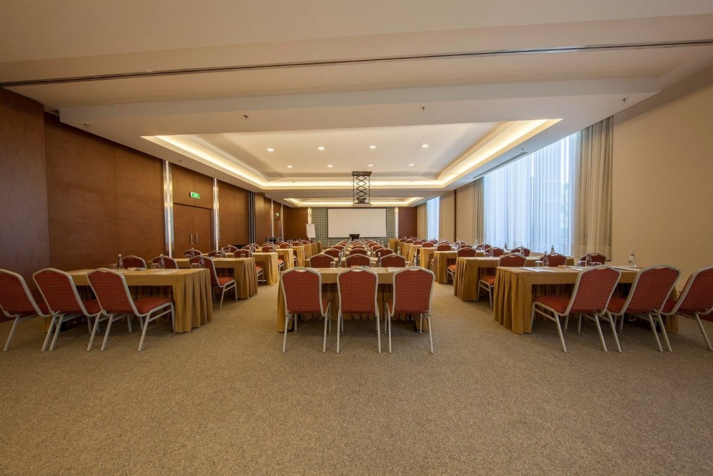 Meeting room in cluster layout