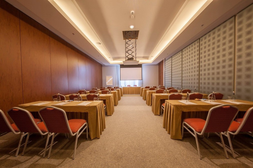Seminar room in classroom layout with projector screen