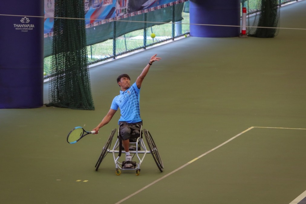 Wheelchair tennis on an indoor court