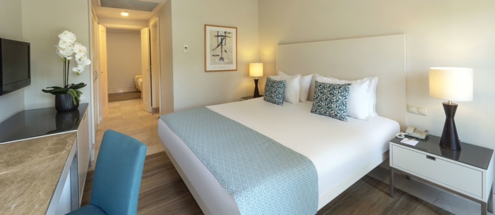 Guest room with double bed