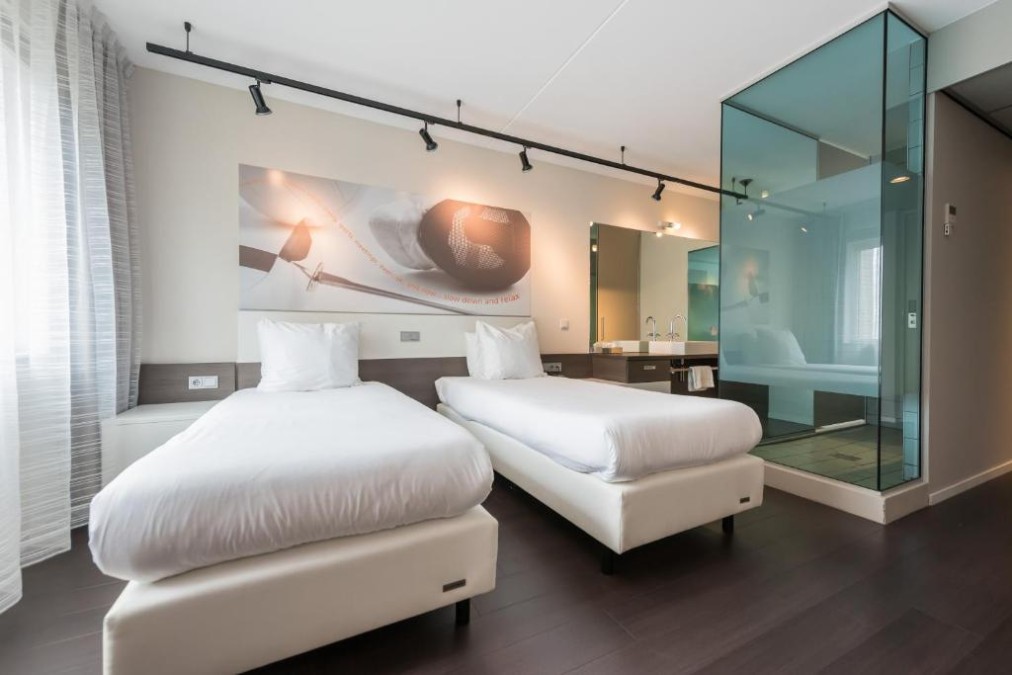 Twin room with two single beds