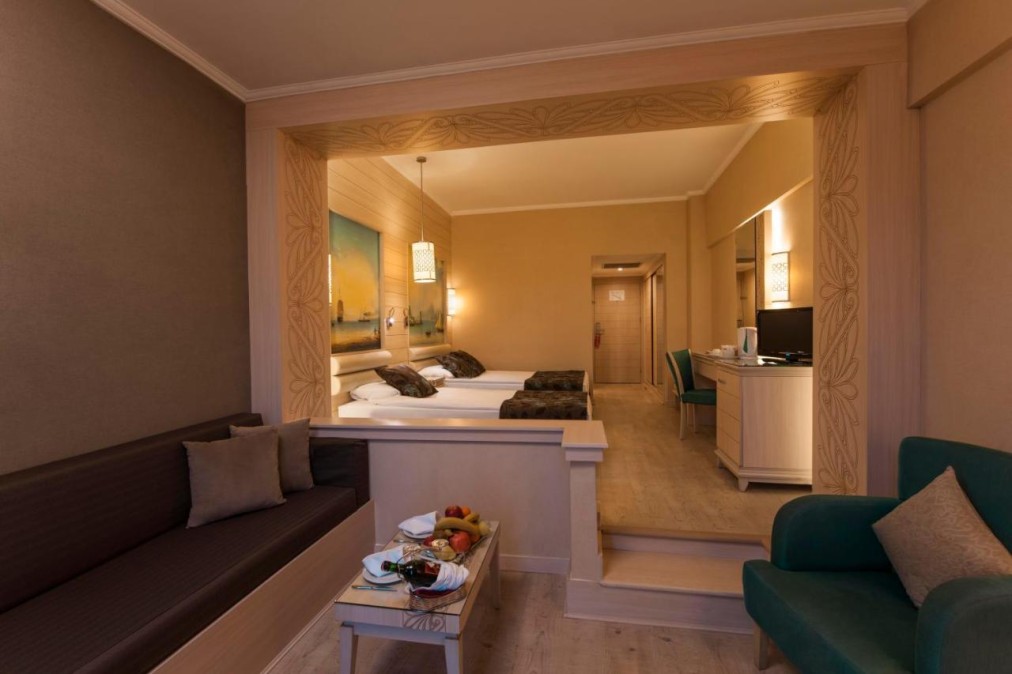 Twin room with sitting area