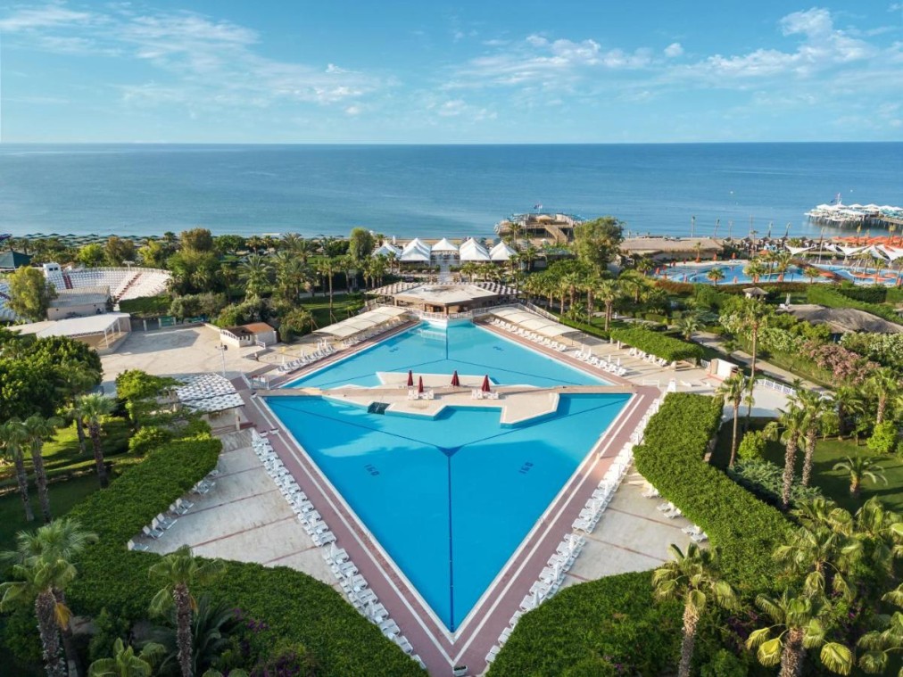 Outdoor pool with sea view