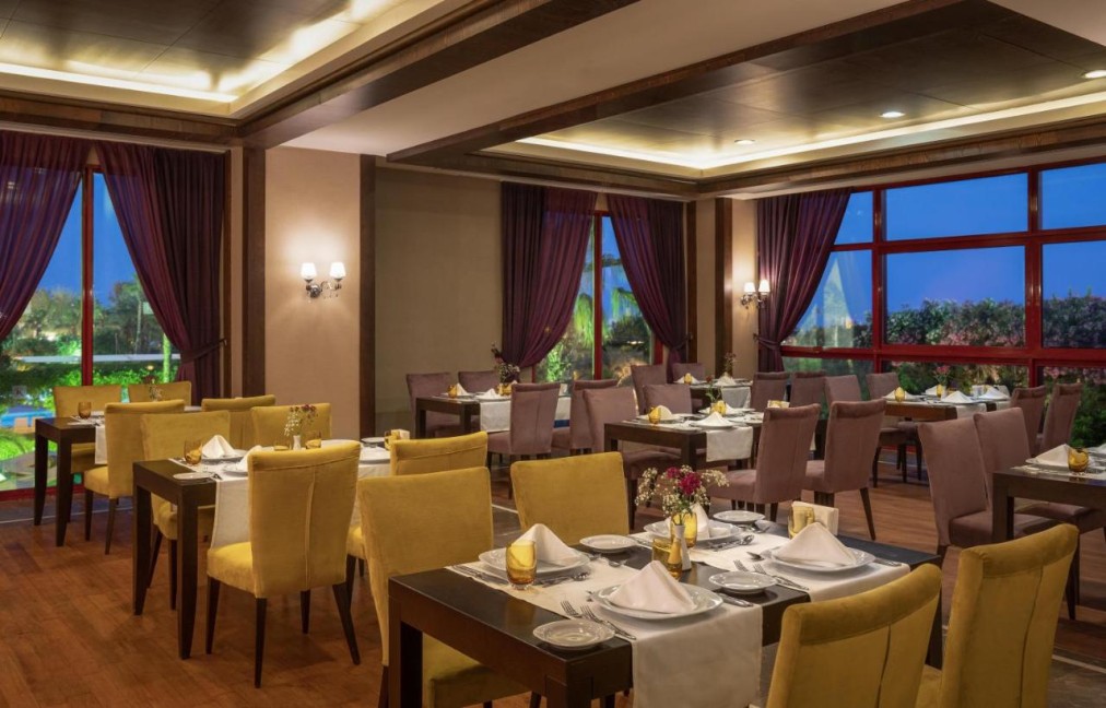 A la carte restaurant, evening setting