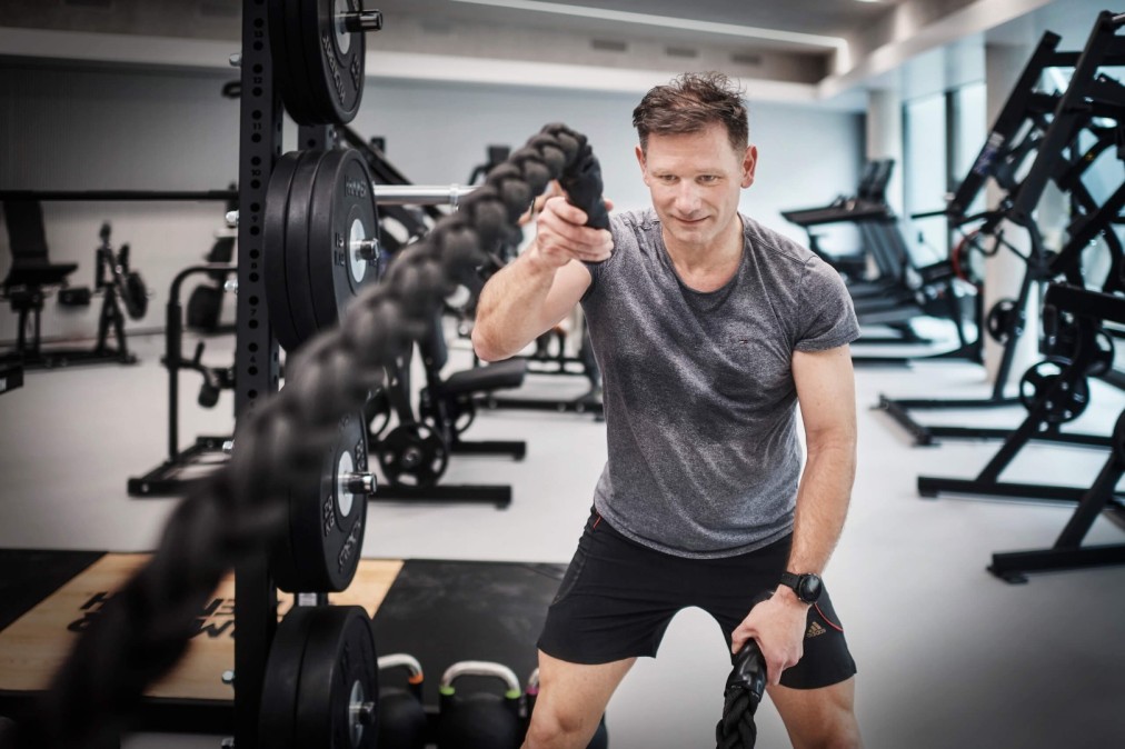 Gym training with battle ropes