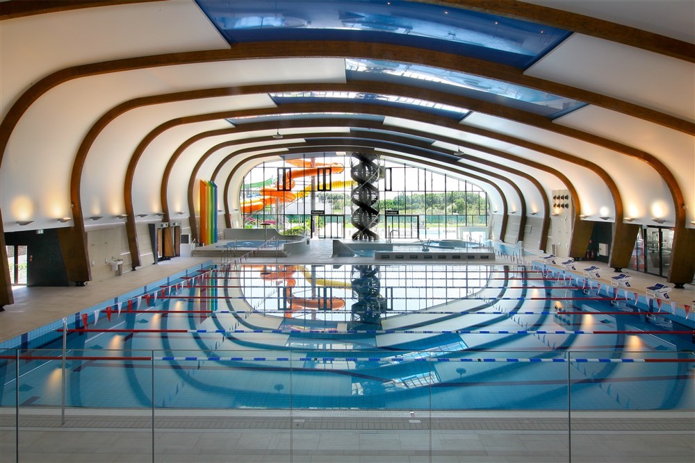 Indoor pool hall adjoining the aquapark