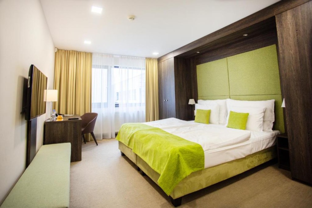 Double room with green headboard