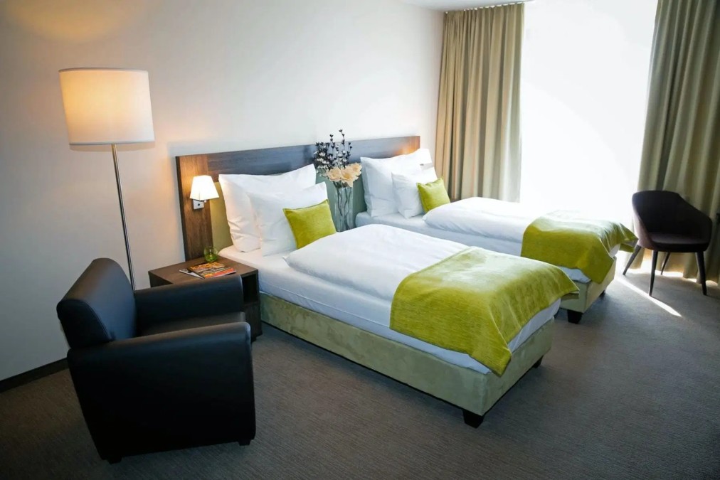 Twin room with armchair