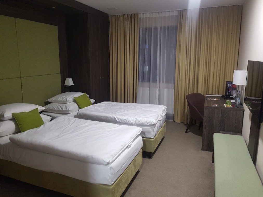 Twin room with green accents