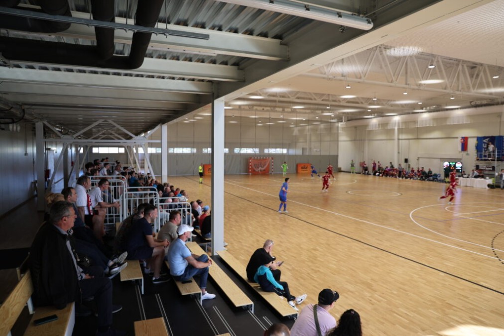 Indoor match, spectator view