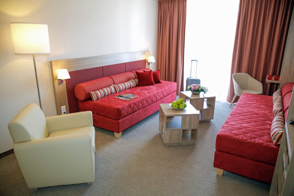 Suite living area with two daybeds
