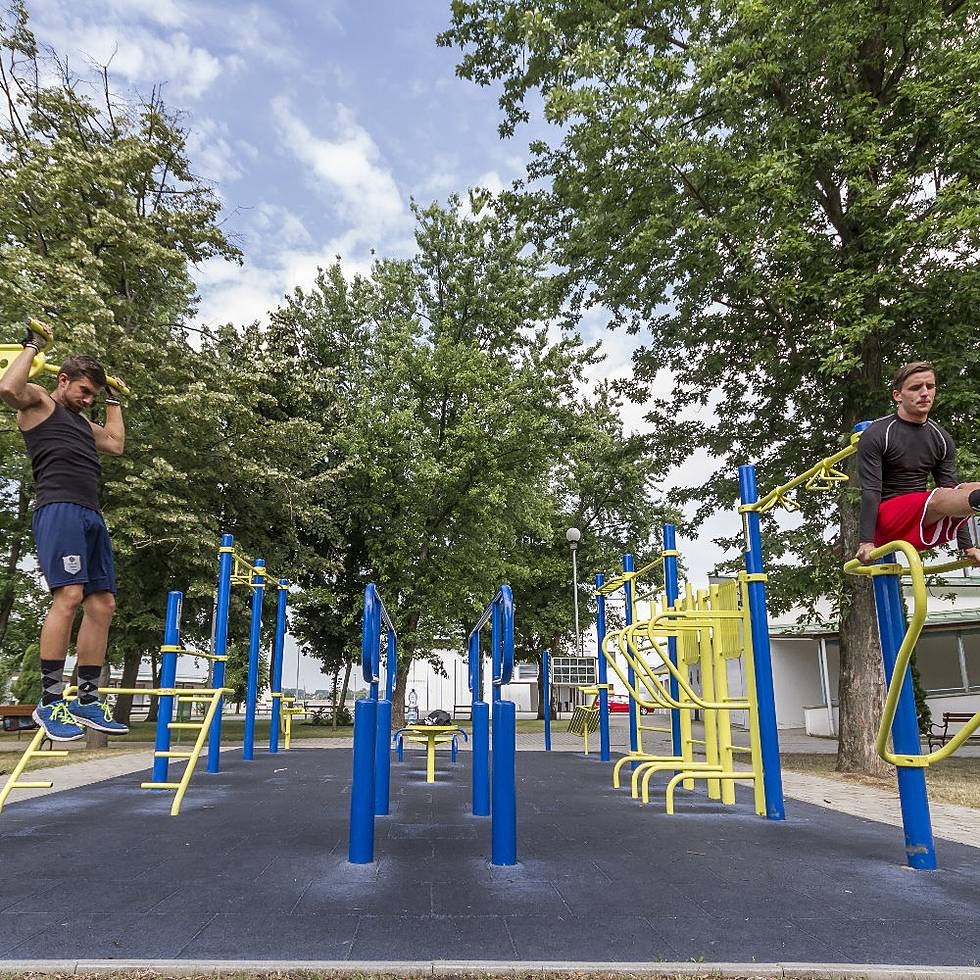 Outdoor conditioning park with multiple stations