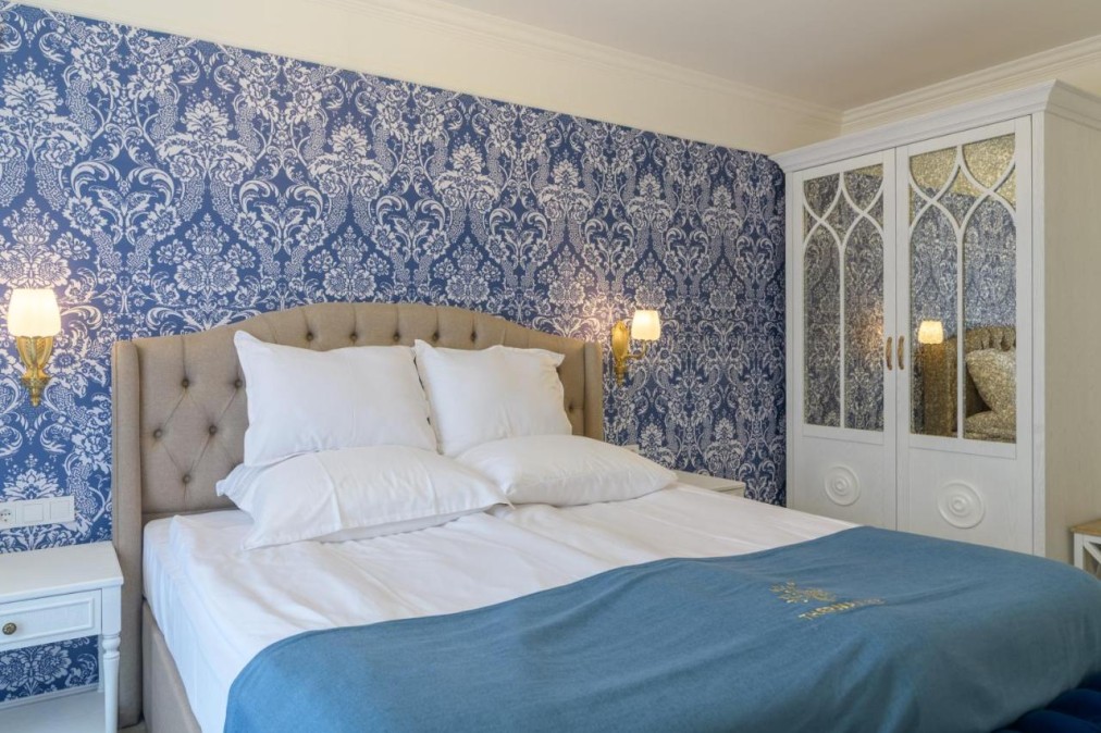 Double room with damask wallpaper, wardrobe