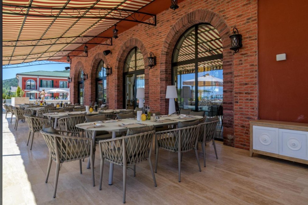 Covered restaurant terrace, brick arches