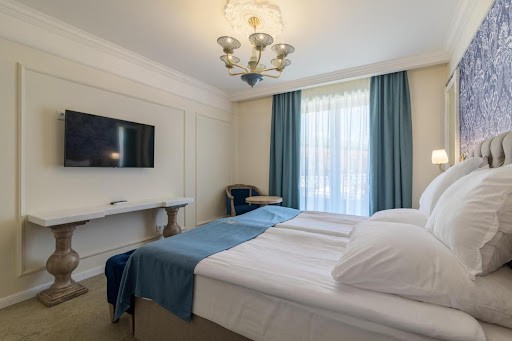 Twin room with teal throw blankets