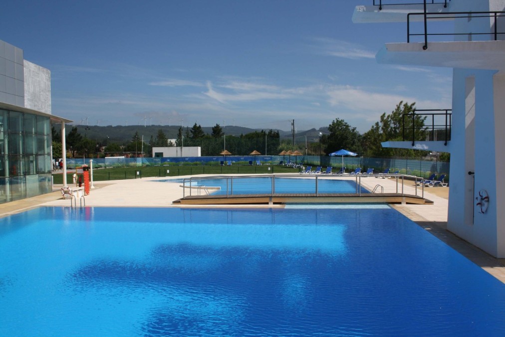 Outdoor diving pool
