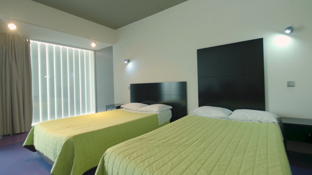 Twin guest room