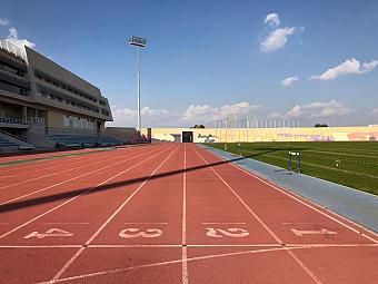 Gerade Ansicht der markierten Sprintbahnen mit dem Spielfeldbereich in der Ferne