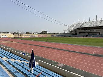 Leichtathletikstadion mit roter Laufbahn, grünem Spielfeld und moderner Tribüne, genutzt für Trainingslager und Übungseinheiten