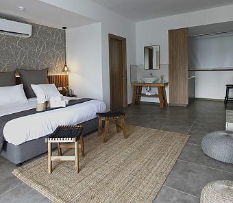 Stilvolles Studiozimmer mit Bett, Hockern, Teppich und modernen Holzmöbeln