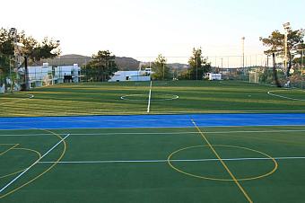Außenliegendes Mehrzwecksportfeld mit grüner und blauer Oberfläche für Fußball oder Basketball