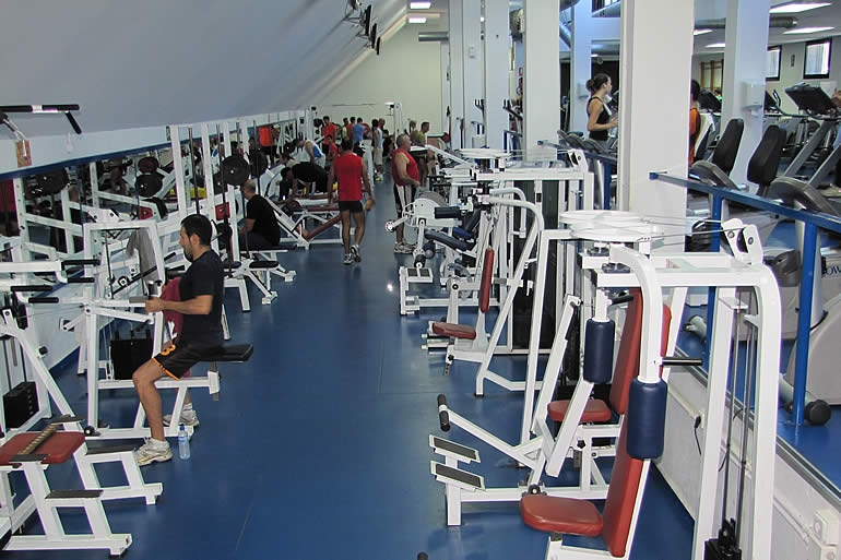 Kraftraum mit Geräten und Stationen für Krafttraining.