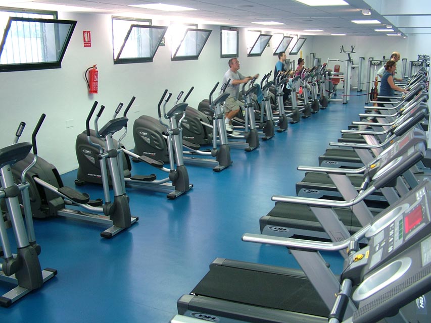 Fitnessraum mit Laufbändern und Fahrradergometern für Ausdauertraining.