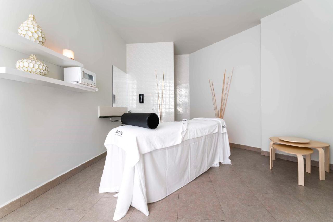 Cabine de soin spa minimaliste avec table de massage et décoration épurée.