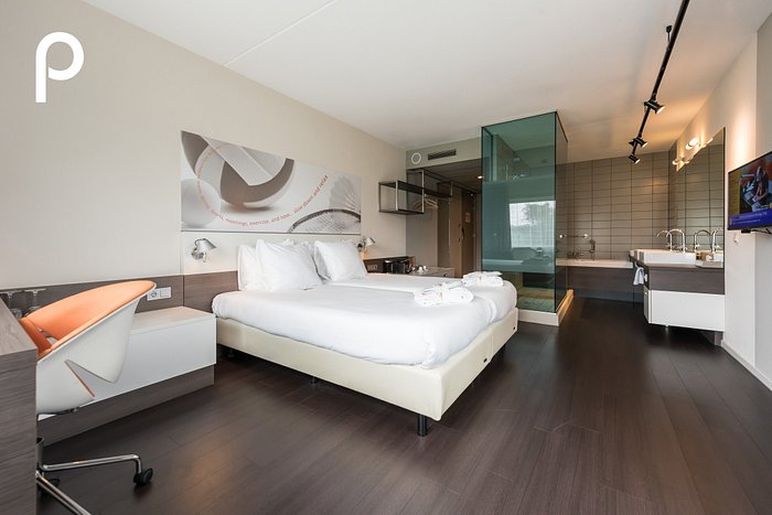 Twin room with glass-enclosed bathroom