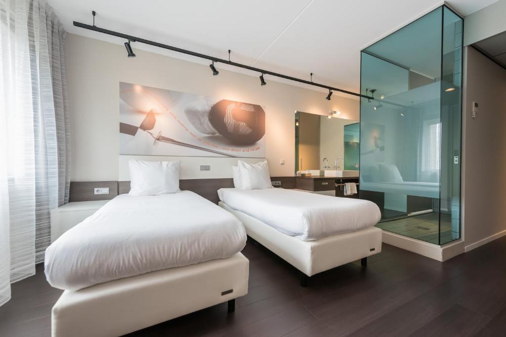 Twin room with two single beds