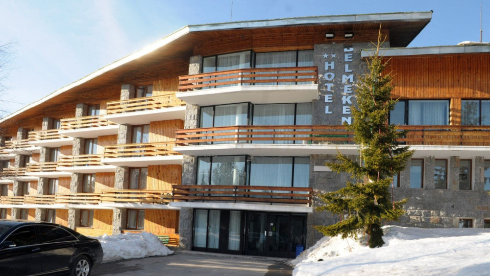 Hôtel alpin avec balcons en bois et neige, hébergement pour athlètes pendant un stage d'entraînement hivernal