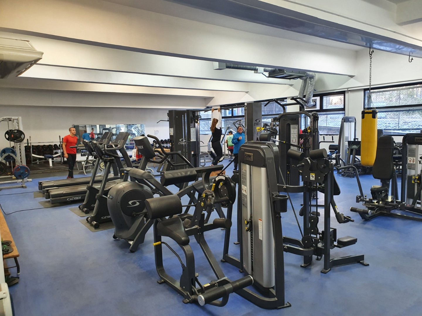 Salle de fitness entièrement équipée avec machines et poids libres pour les entraînements de conditionnement en stage