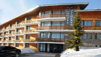 Hôtel alpin avec balcons en bois et neige, hébergement pour athlètes pendant un stage d'entraînement hivernal