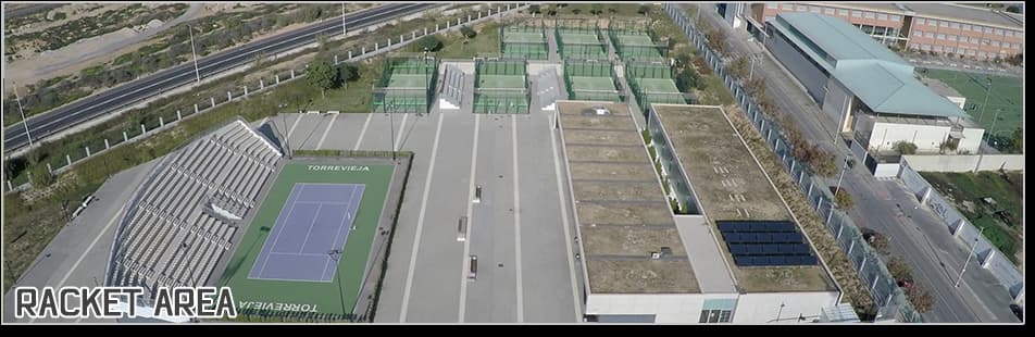 Luftaufnahme des Racket-Bereichs mit Tennisplätzen, Wegen und angrenzenden Gebäuden.
