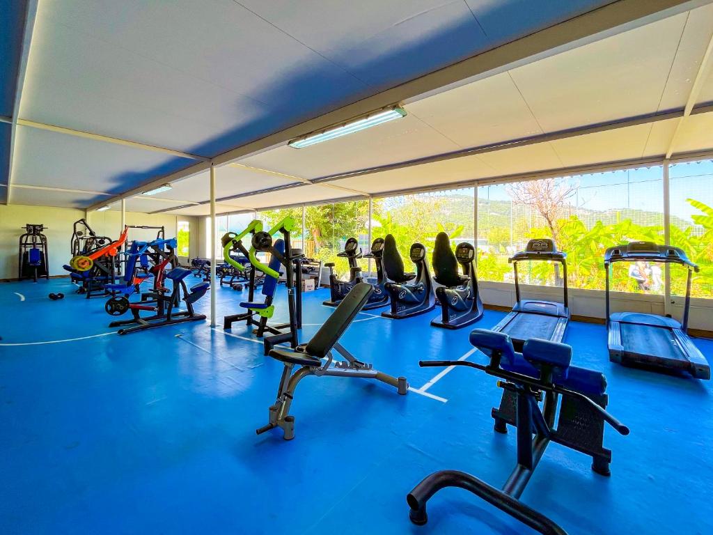 Centre de fitness avec tapis de course, vélos et appareils de musculation