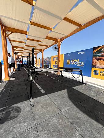 Überdachter Outdoor-Trainingsbereich mit Bänken und Trainingsgeräten im Sportcamp