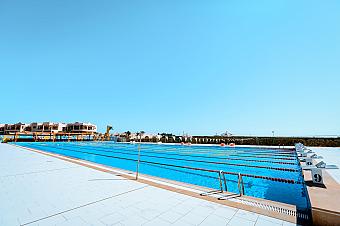 Weitere Ansicht des olympischen Trainingsbeckens unter klarem blauen Himmel