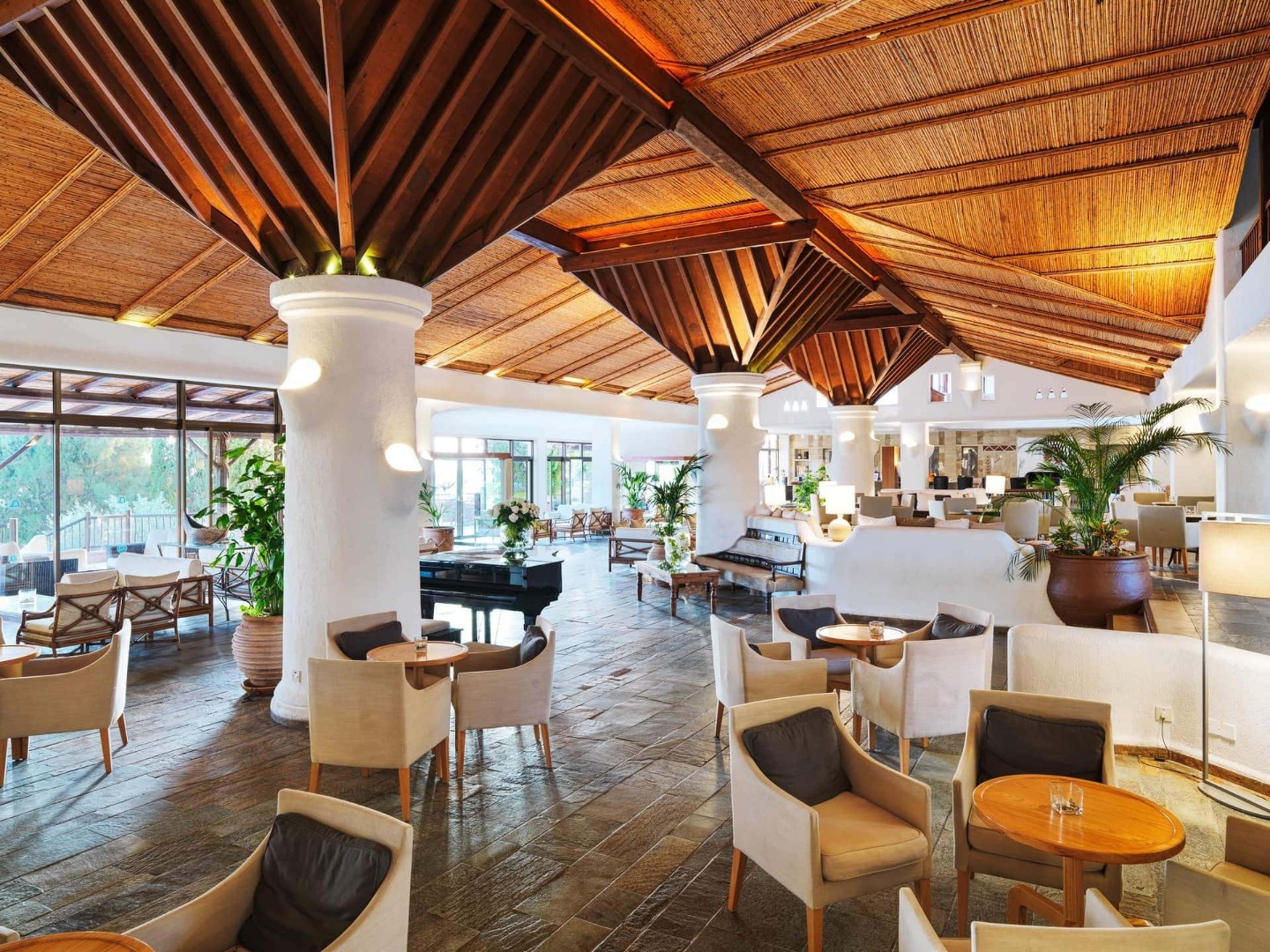 Geräumige Hotellounge mit Holzdecke, modernen Möbeln und natürlichem Licht in der Nähe der Trainingsanlagen