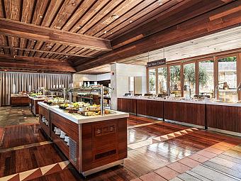 Buffetrestaurant mit Holzeinrichtung, Servicetheken und hellem Tageslicht