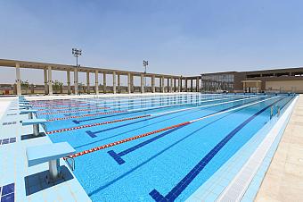 Olympiabecken mit Bahnmarkierungen in einer Trainingsanlage