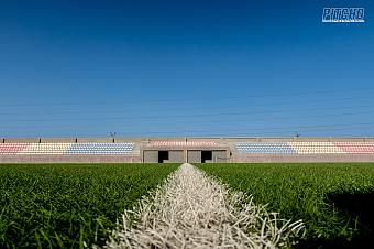Aufnahme aus der Froschperspektive über das Spielfeld mit Tribünen in mehreren Farben
