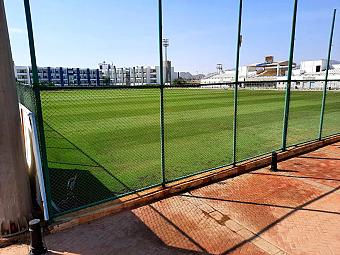 Grünes, eingezäuntes Fußballfeld, geeignet für Athletentraining und Übungseinheiten