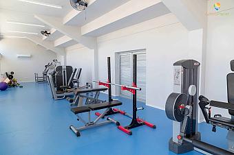 Modernes Fitnessstudio mit Kraft- und Cardiogeräten für das Athletentraining
