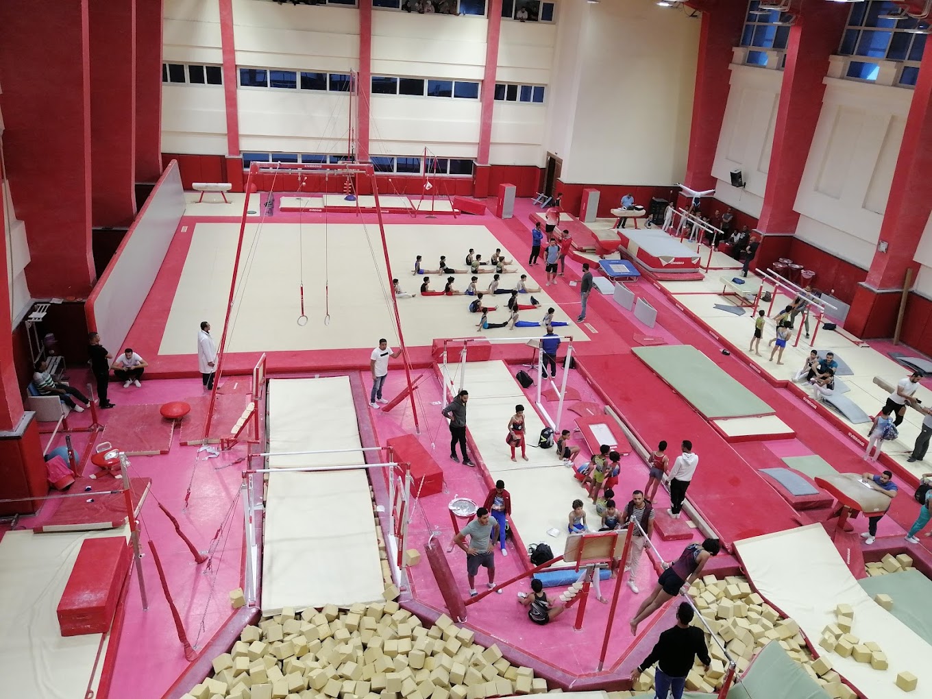 Turnhalle mit Geräten, Matten und Schnitzelgrube während des Trainings.