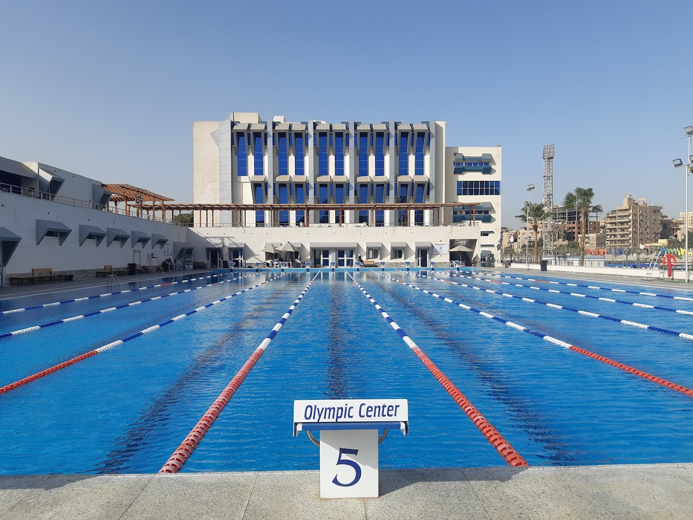 Olympisches Freibad mit Bahnenleinen und einem Startblock.
